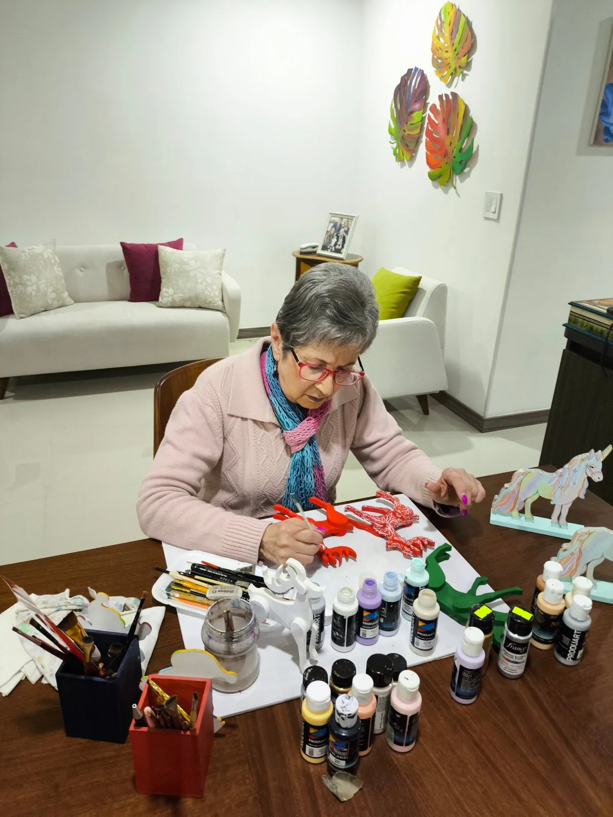 Esperanza Arcila pintando a mano una figura