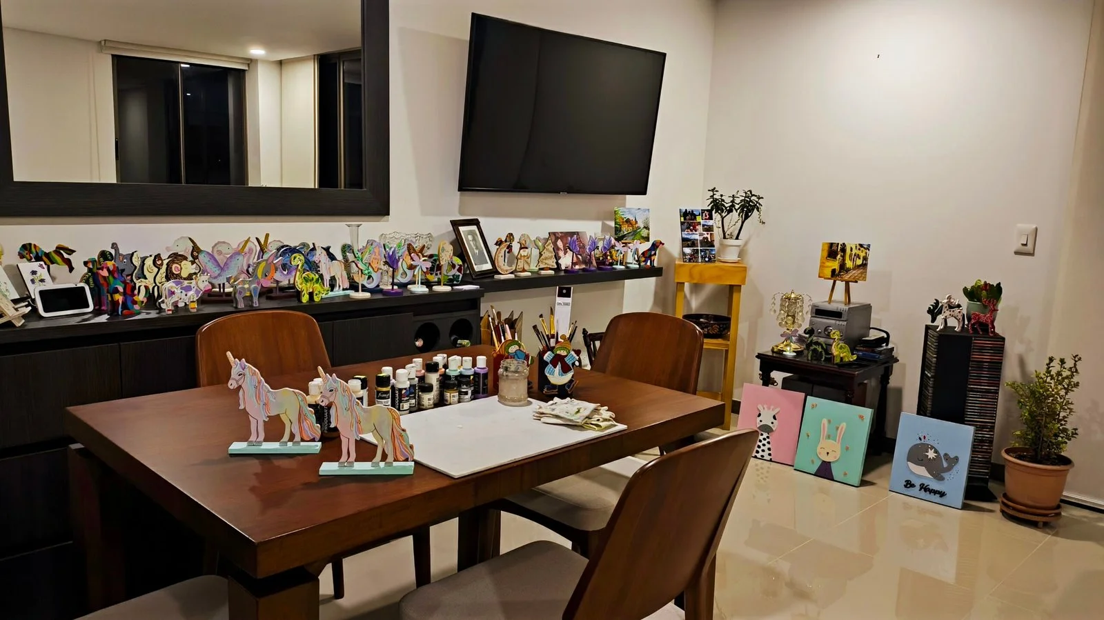 Taller de Esperanza Arcila con figuras pintadas a mano