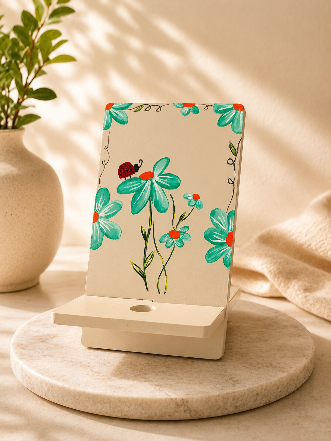 porta-celular-artesanal-flores-esperanza-arcila.jpg Porta celular artesanal pintado a mano con diseño floral y mariquita elaborado por la artista Esperanza Arcila.