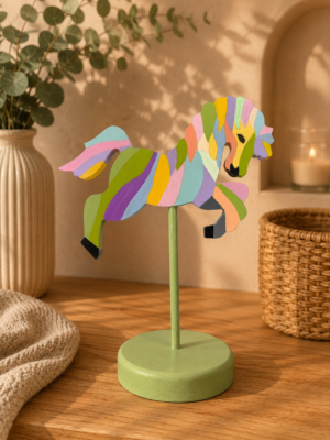 Figura Caballo Serenidad pintada a mano en madera MDF por la artista colombiana Esperanza Arcila.