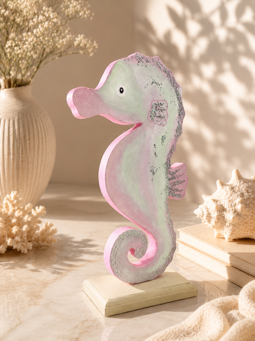 caballito-de-mar-pintado-a-mano-esperanza-arcila.jpg2 Figura de caballito de mar pintada a mano en madera MDF elaborada por la artista colombiana Esperanza Arcila.
