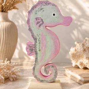 Figura de caballito de mar pintada a mano en madera MDF elaborada por la artista colombiana Esperanza Arcila.