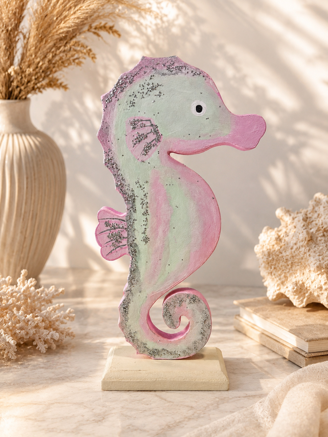 caballito-de-mar-pintado-a-mano-esperanza-arcila.jpg Figura de caballito de mar pintada a mano en madera MDF elaborada por la artista colombiana Esperanza Arcila.