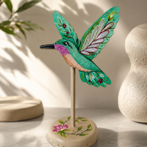 Figura de colibrí pintada a mano en madera MDF elaborada por la artista colombiana Esperanza Arcila.