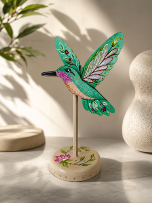 Figura de colibrí pintada a mano en madera MDF elaborada por la artista colombiana Esperanza Arcila.