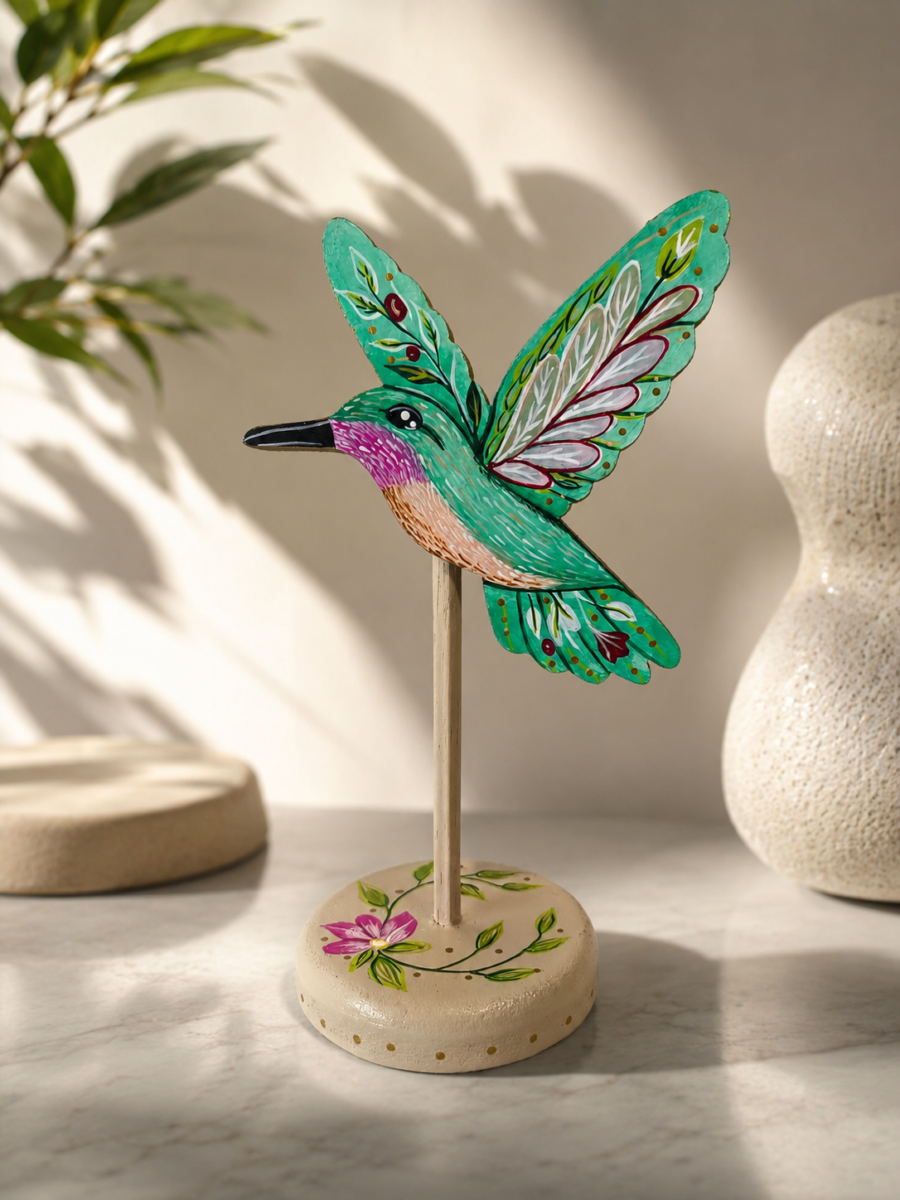 Figura de colibrí pintada a mano en madera MDF elaborada por la artista colombiana Esperanza Arcila.