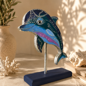 Figura de delfín pintada a mano en madera MDF elaborada por la artista colombiana Esperanza Arcila.