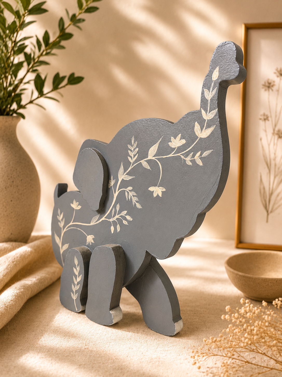 elefante-pintado-a-mano-esperanza-arcila.jpg2 Figura de elefante pintada a mano en madera MDF elaborada por la artista colombiana Esperanza Arcila.