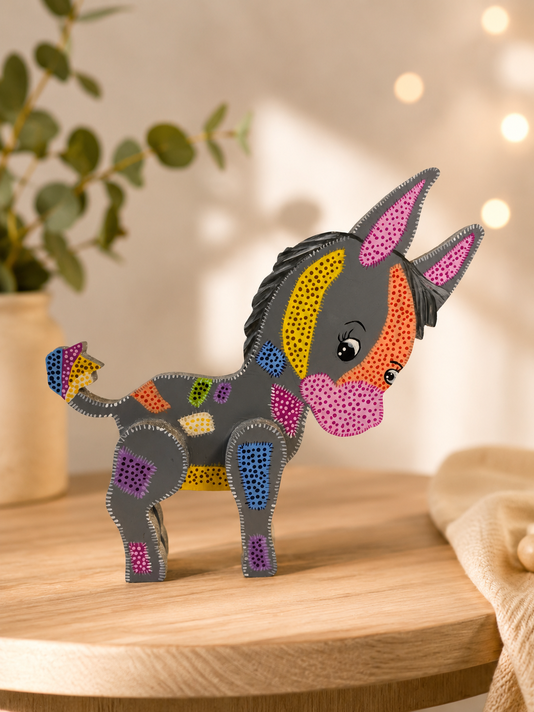 Figura de burro pintada a mano en madera MDF elaborada por la artista colombiana Esperanza Arcila.