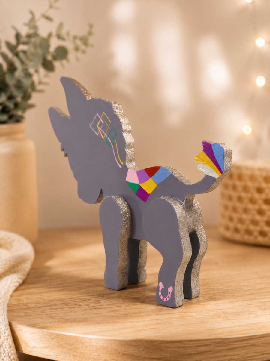 Figura de burro pintada a mano en madera MDF elaborada por la artista colombiana Esperanza Arcila.