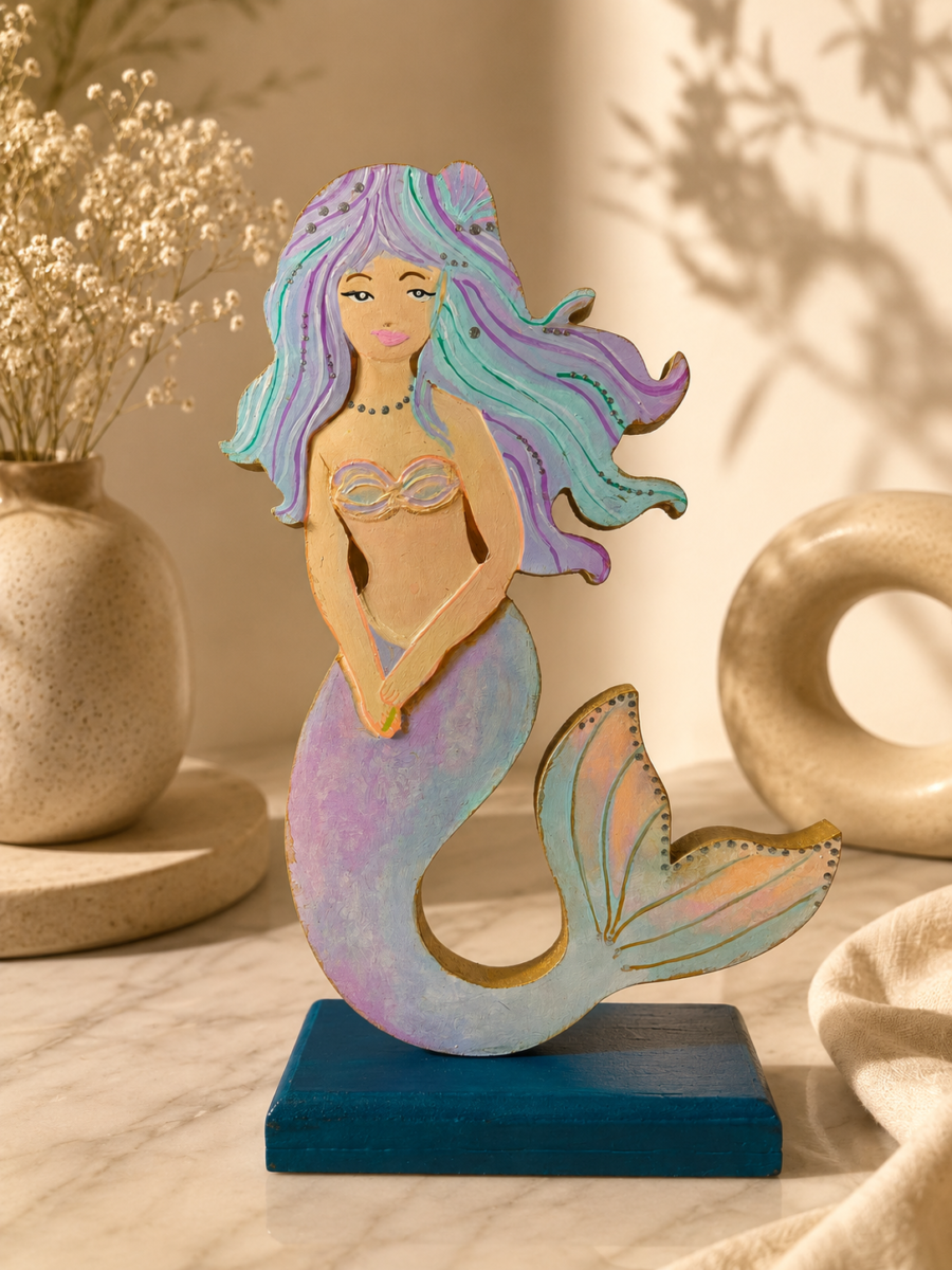 Figura de sirena pintada a mano en madera MDF elaborada por la artista colombiana Esperanza Arcila.