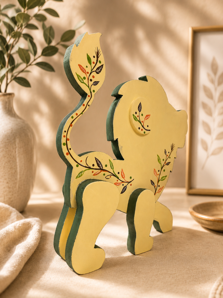 Figura de león pintada a mano en madera MDF elaborada por la artista colombiana Esperanza Arcila.