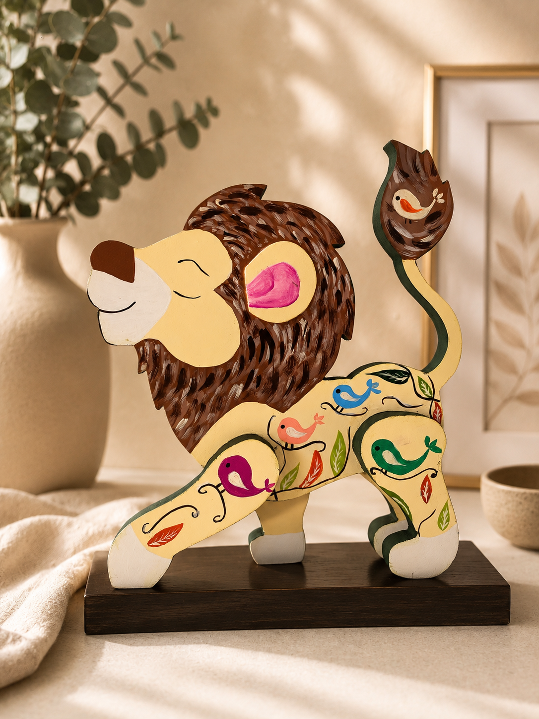 Figura de león pintada a mano en madera MDF elaborada por la artista colombiana Esperanza Arcila.