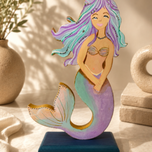 Figura de sirena pintada a mano en madera MDF elaborada por la artista colombiana Esperanza Arcila.