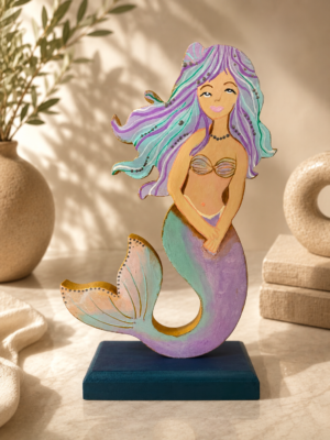 Figura de sirena pintada a mano en madera MDF elaborada por la artista colombiana Esperanza Arcila.