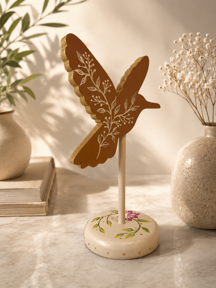 Figura de colibrí pintada a mano en madera MDF elaborada por la artista colombiana Esperanza Arcila.